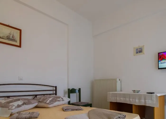 Ρήγας: Όμορφα Στο Μεσολόγγι, Διαμέρισμα Β2