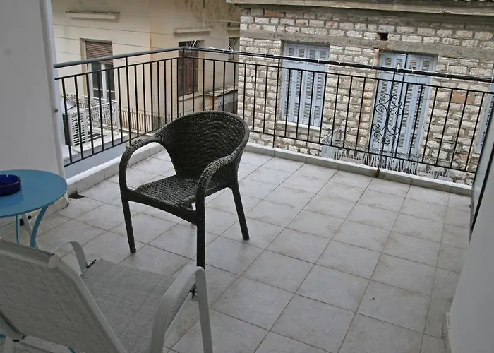 Ρήγας: Όμορφα Στο Μεσολόγγι, Διαμέρισμα Β2